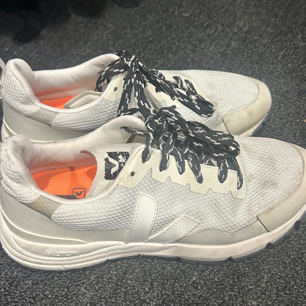 Veja sneakers cream with black sz 8